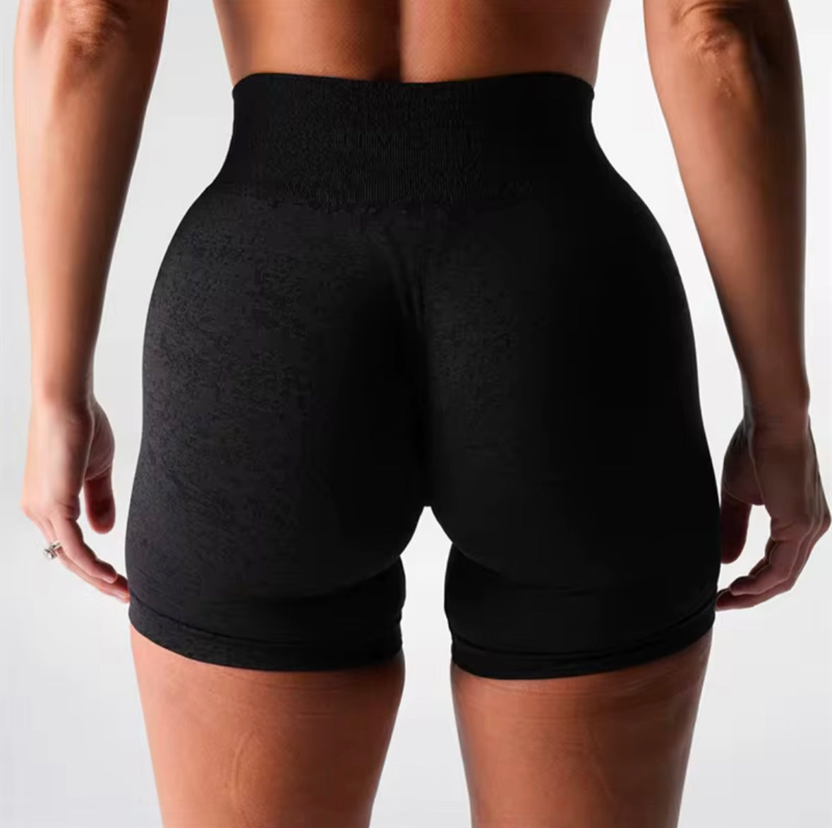 Flowing seamless shorts